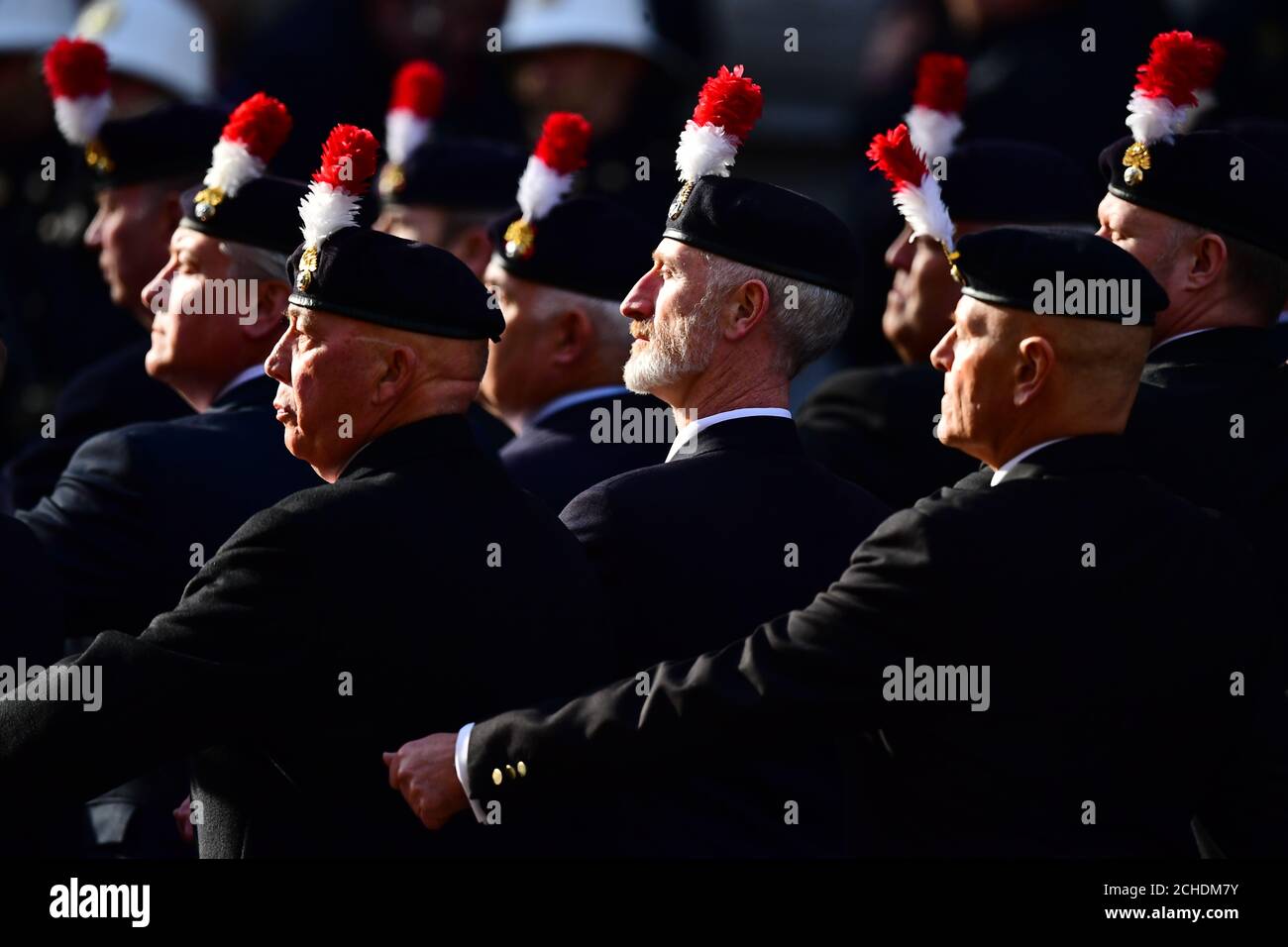 Die Veteranen März Vergangenheit das Ehrenmal während der Trauerfeier in Whitehall, London, auf das 100-jährige Jubiläum der Unterzeichnung der Waffenstillstand, dem Ende des ersten Weltkriegs markiert. Stockfoto