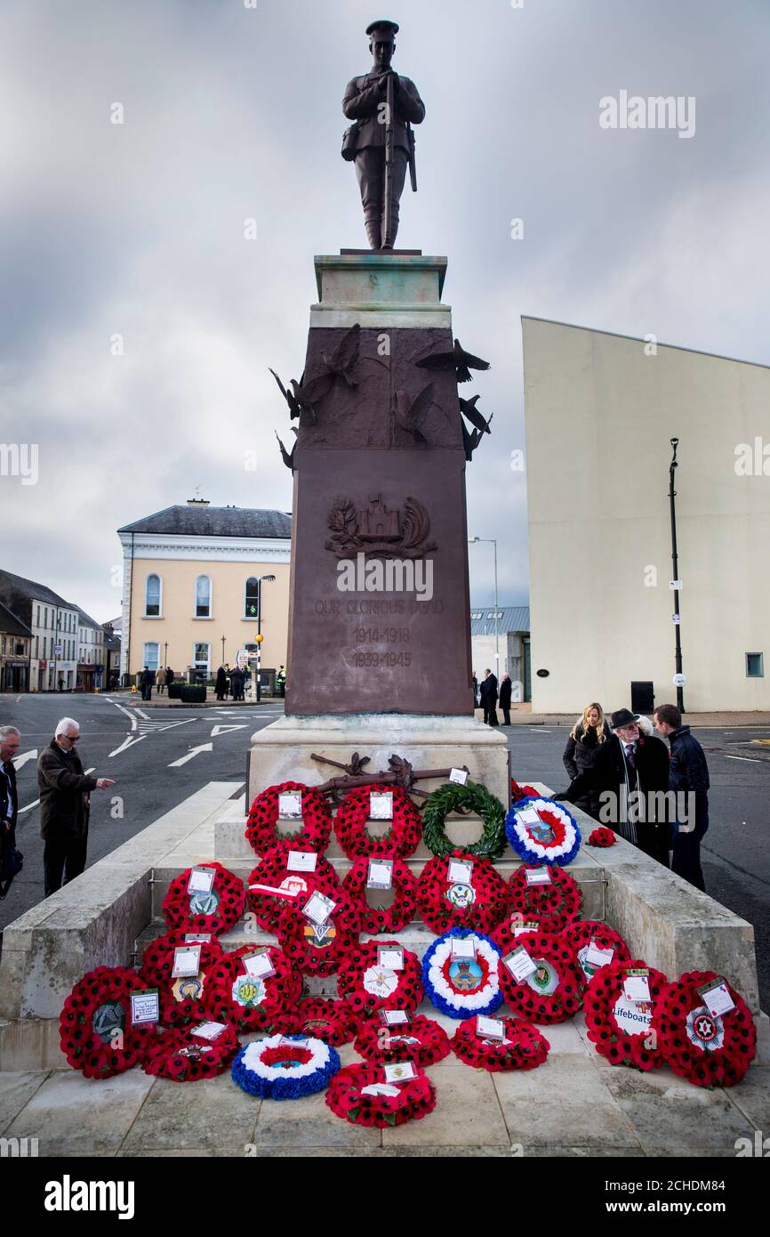 Das Enniskillen-Cenotaph während des Gedenksonntages in Enniskillen in der Grafschaft Fermanagh, Nordirland, zum 100. Jahrestag der Unterzeichnung des Waffenstillstands, der das Ende des Ersten Weltkriegs markierte. Stockfoto