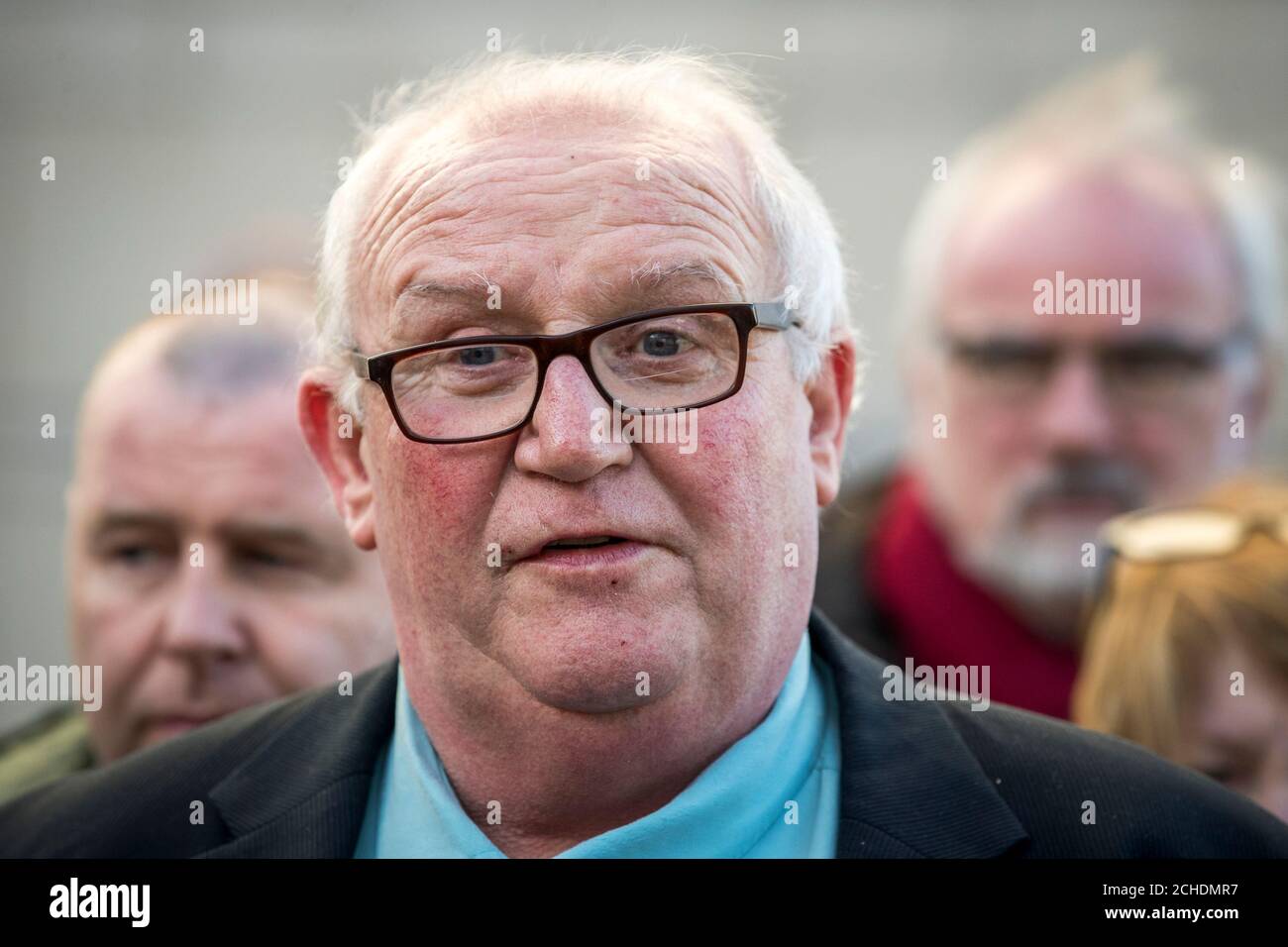 Pat Quinn, dessen 19-jähriger Bruder Frank Quinn beim Massaker von Ballymurphy getötet wurde, spricht mit Medien vor dem Laganside Court in Belfast, wo er später heute im Rahmen der Ballymurphy Inquest Beweise vorlegen soll. Stockfoto