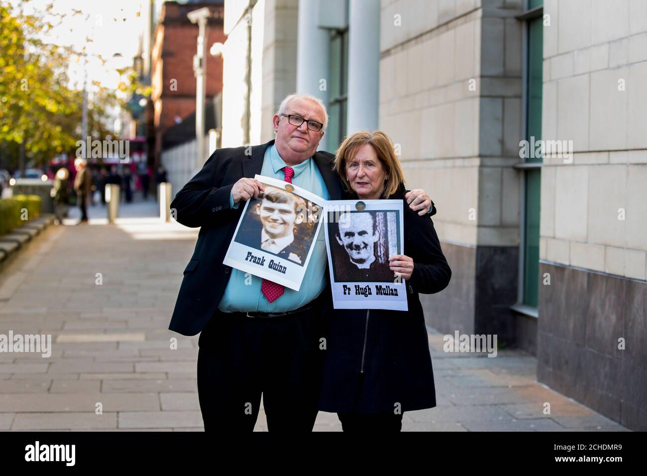 Pat Quinn (links) zeigt ein Bild seines 19-jährigen Bruders Frank Quinn mit seinem Arm um Geraldine McGrattan, der ein Bild ihres Onkels Pater Hugh McMullan hält, der beide während des Massakers von Ballymurphy getötet wurden. Herr Quinn und Frau McGrattan werden heute im Rahmen der Untersuchung der Ballymurphy am Gericht in Laganside Beweise vorlegen. Stockfoto