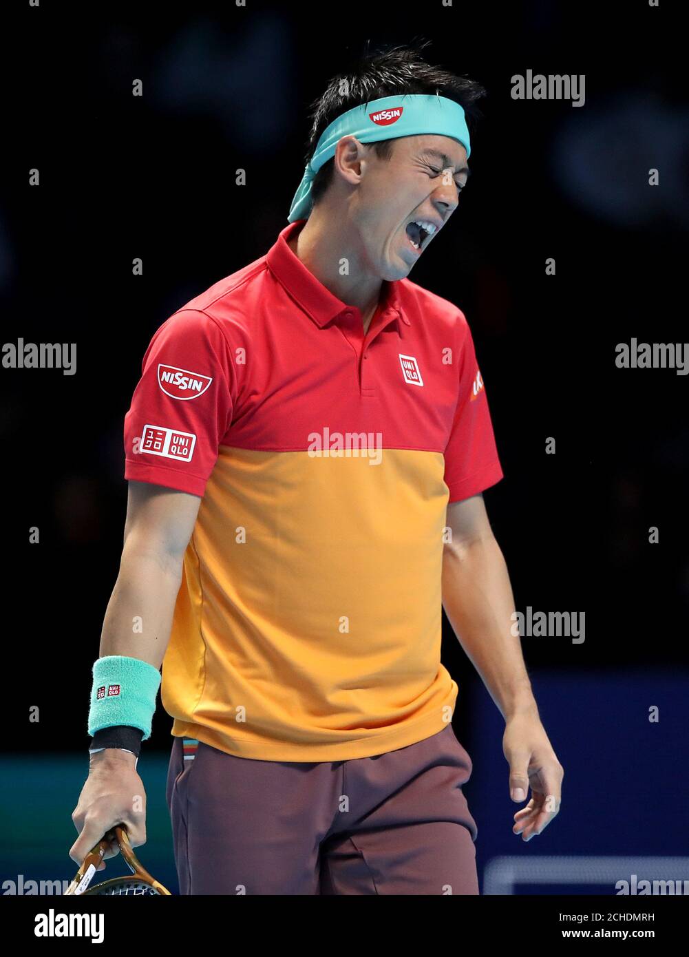 Kei Nishikori reagiert in seinem Gruppenspiel gegen Kevin Anderson am dritten Tag des Nitto ATP Finals in der O2 Arena in London. Stockfoto