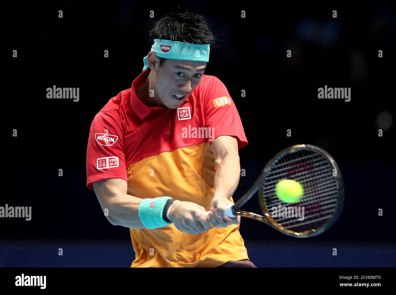 Kei Nishikori in Aktion in seinem Gruppenspiel gegen Kevin Anderson am dritten Tag des Nitto ATP Finals in der O2 Arena, London. Stockfoto