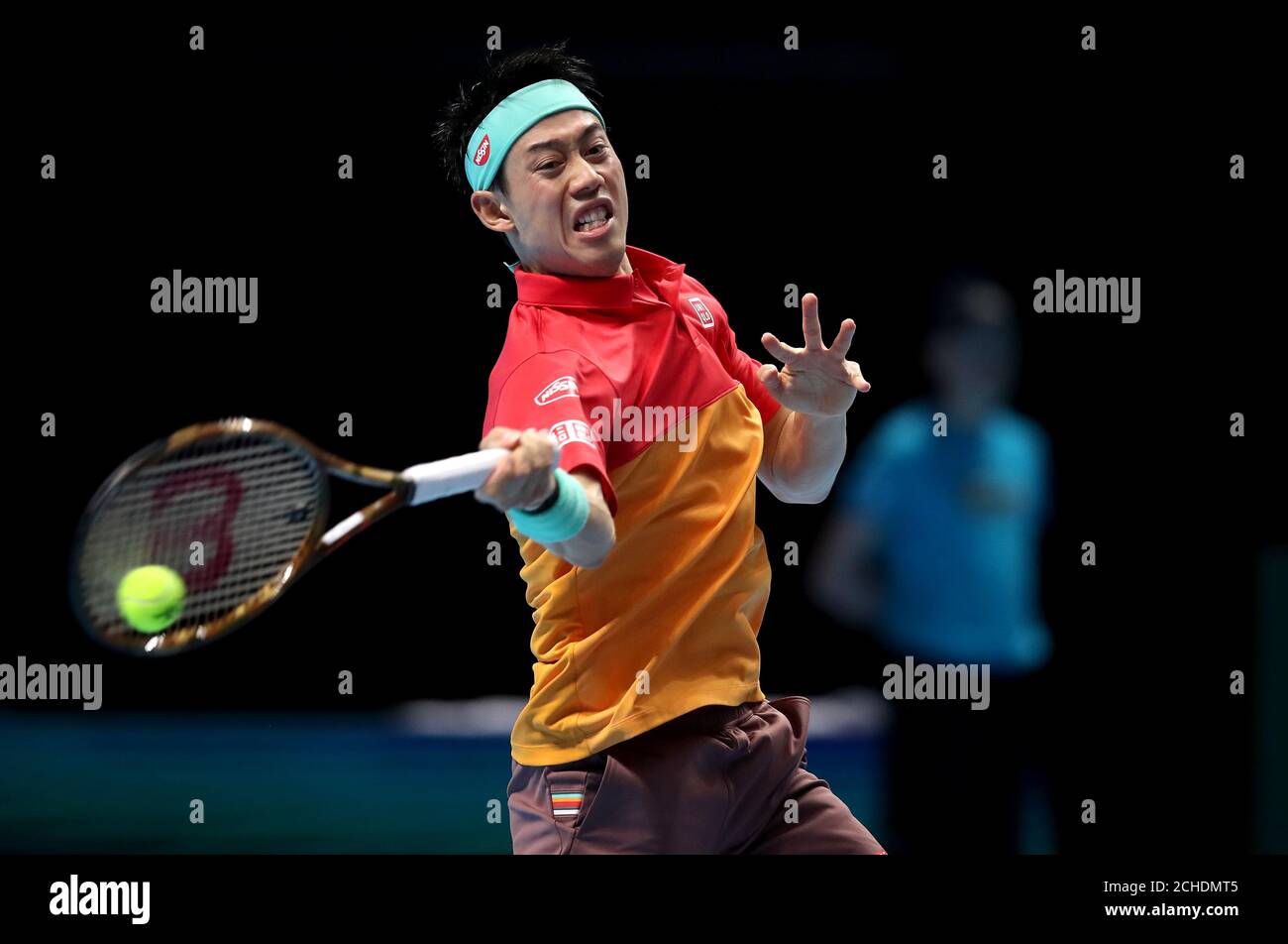 Kei Nishikori in Aktion in seinem Gruppenspiel gegen Kevin Anderson am dritten Tag des Nitto ATP Finals in der O2 Arena, London. Stockfoto
