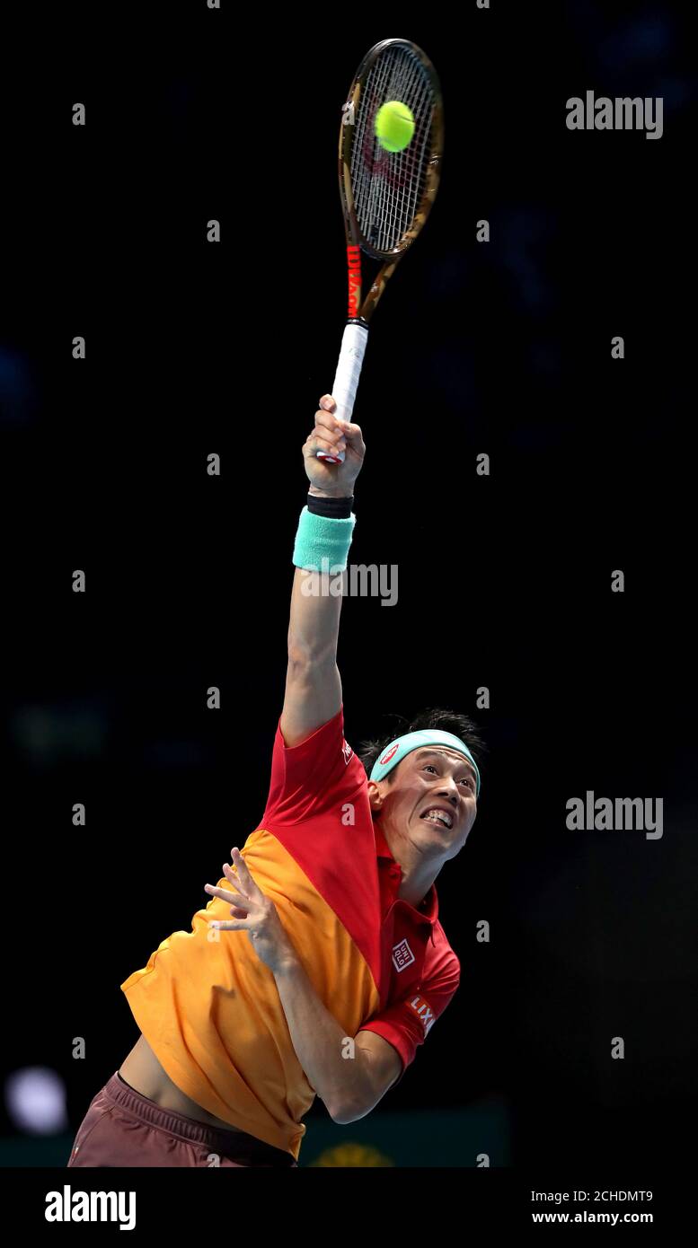 Kei Nishikori in Aktion in seinem Gruppenspiel gegen Kevin Anderson am dritten Tag des Nitto ATP Finals in der O2 Arena, London. Stockfoto