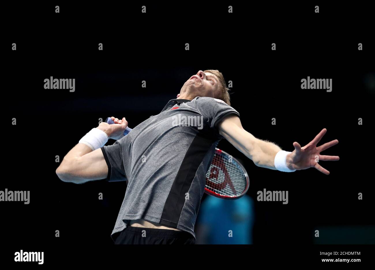 Kevin Anderson in Aktion in seinem Gruppenspiel gegen Kei Nishikori am dritten Tag des Nitto ATP Finals in der O2 Arena, London. Stockfoto