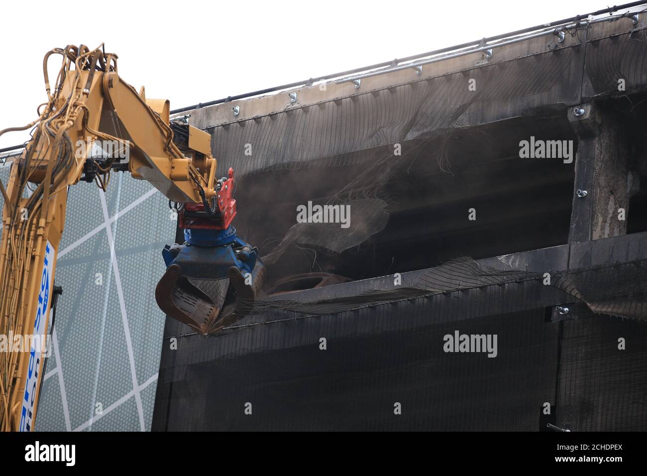 Die Arbeit beginnt das mehrstöckige Parkhaus in der Nähe der Waterfront von Liverpool Echo Arena die durch Feuer auf Neuen preisstabilsten Eve 2017 zerstört wurde, zu zerstören. Stockfoto