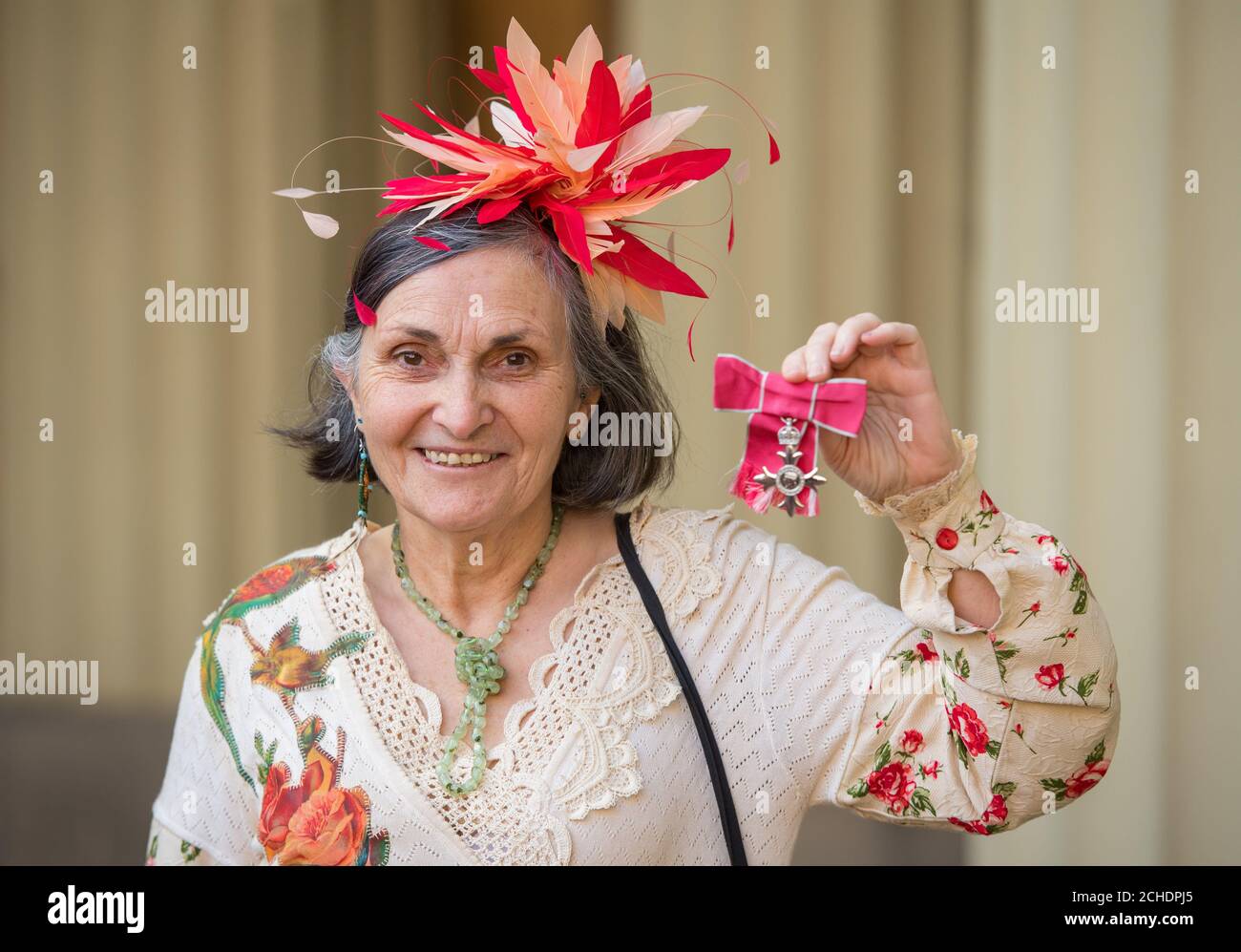 Susan Martin mit ihrer MBE-Medaille, die bei einer Investiturfeier im Buckingham Palace, London, überreicht wurde. Stockfoto