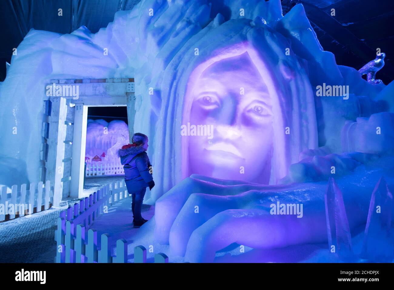 Alfie Hobbs (2 Jahre) aus London besucht das magische Eiskönigreich „Secret Forest“ im Hyde Park Winter Wonderland, während Besucher vor der Eröffnung am Donnerstag, dem 22. November, einen ersten Blick auf die Eisskulpturen von Waldtieren und Fabelwesen werfen. Stockfoto