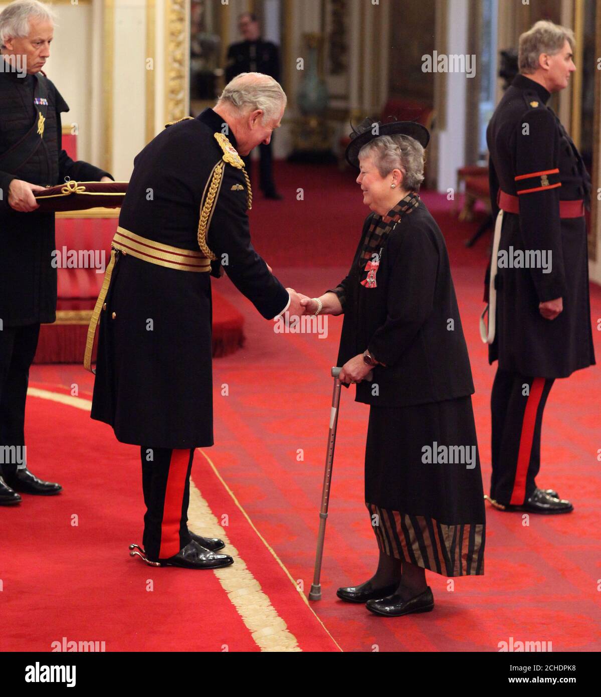 Frau Stephanie Shields aus Grantham wird während einer Investiturzeremonie im Buckingham Palace vom Prince of Wales zum MBE (Mitglied des Order of the British Empire) gemacht. Stockfoto