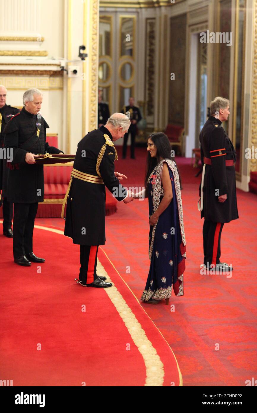 Dr. Opinderjit Takhar aus Derby wird vom Prince of Wales im Buckingham Palace zum MBE (Mitglied des Order of the British Empire) gemacht. DRÜCKEN Sie VERBANDSFOTO. Bilddatum: Mittwoch, 21. November 2018. Bildnachweis sollte lauten: Yui Mok/PA Wire Stockfoto