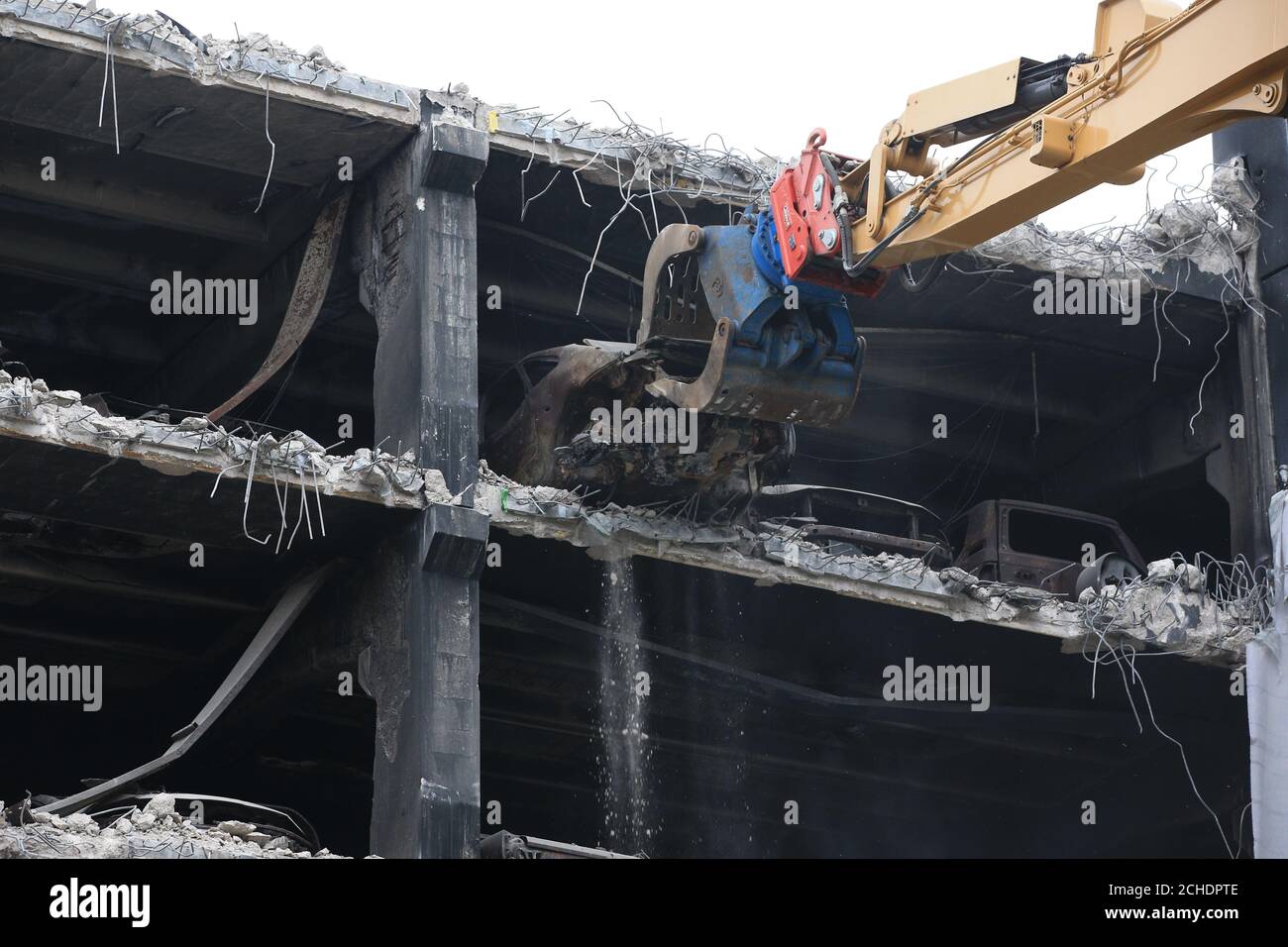 Ausgebrannte Autos werden von ihren Parkplätzen entfernt, als am Mittwoch mit den Arbeiten begonnen wurde, um den mehrstöckigen Liverpool Waterfront Car Park in der Nähe der Echo Arena abzureißen, der am Silvesterabend 2017 durch einen Brand zerstört wurde. Stockfoto