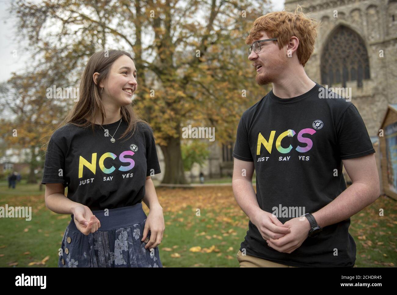 Amber Broad und Rhys Johnson bei Sainsbury's in Exeter haben als Gruppe von Teenagern, die am National-Staatsdienst (NCS) teilnehmen, Labels für „Priority item“ geschaffen, um den Kunden zu zeigen, welche Produkte im Rahmen der sozialen Aktionsphase von am meisten für die Spendenbox im Geschäft benötigt werden Das nationale Programm. Stockfoto