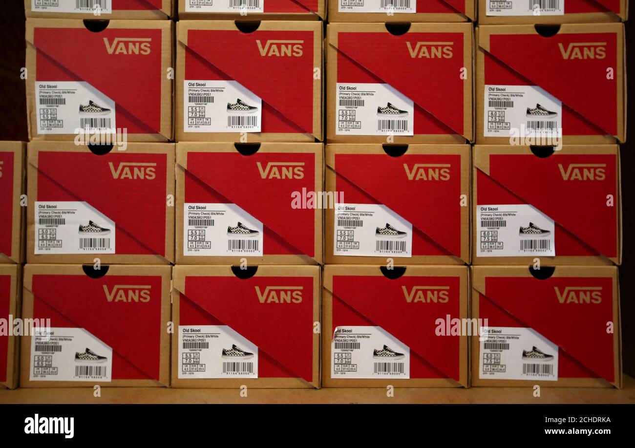 Die Schachteln mit Vans-Schuhen sind im Lager des lokalen Schuhhändlers  'Pomp IT Up' in Bussigny bei Lausanne, Schweiz, abgebildet 24. April 2019.  REUTERS/Denis Balibouse Stockfotografie - Alamy