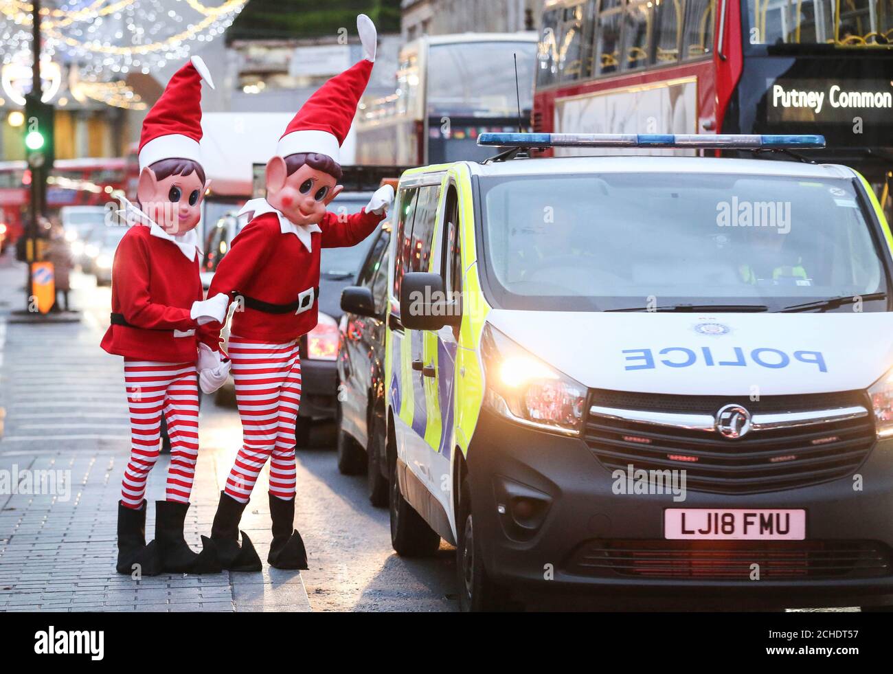 REDAKTIONELLE VERWENDUNG NUR Elfie und Elvie von der britischen Spielzeugmarke Elves, die sich im Vorfeld von Weihnachten schlecht benehmen, verursachen Unfug in der Oxford Street. Stockfoto