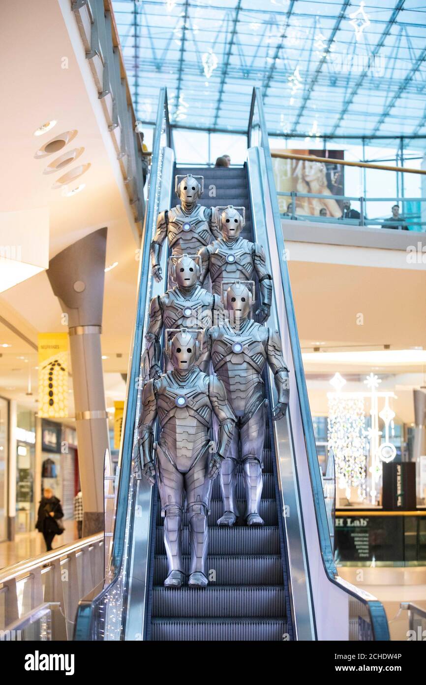 Cybermen kommen in Birmingham an, um die Veröffentlichung der ersten Runde von Tickets zu markieren, die für BBC Studios und Escape Hunt's anstehendes Doctor Who Live Escape Game - Worlds Collide zum Verkauf stehen, das im Januar in der Stadt eröffnet wird. Stockfoto