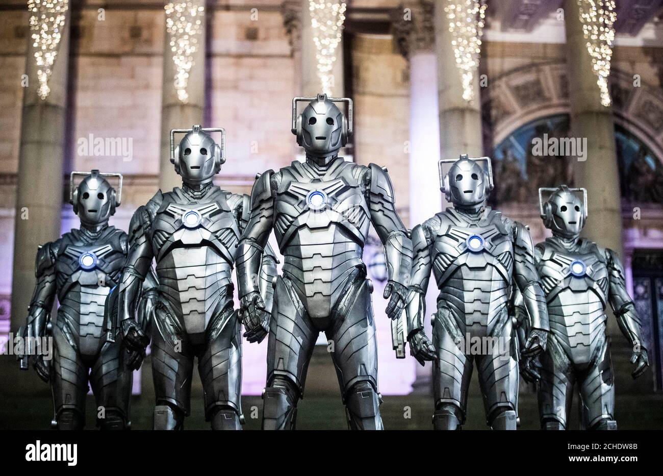 REDAKTIONELLE VERWENDUNG NUR Cybermen kommen in Leeds, um die Veröffentlichung der ersten Runde von Tickets zum Verkauf für BBC Studios und Escape Hunt bevorstehende Doctor Who Live Escape Game Ð Worlds Collide, die in der Stadt im Januar eröffnet. Stockfoto