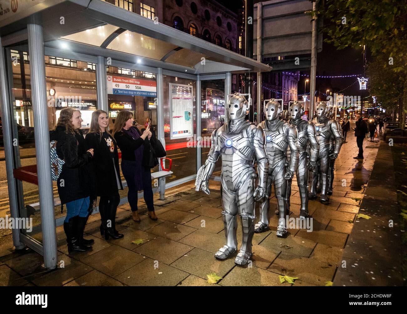 Cybermen kommen in Leeds an, um die Veröffentlichung der ersten Runde von Tickets zu markieren, die für die BBC Studios und Escape Hunt's anstehendes Doctor Who Live Escape Game Ð Worlds Collide zum Verkauf angeboten werden, das im Januar in der Stadt eröffnet wird. Stockfoto