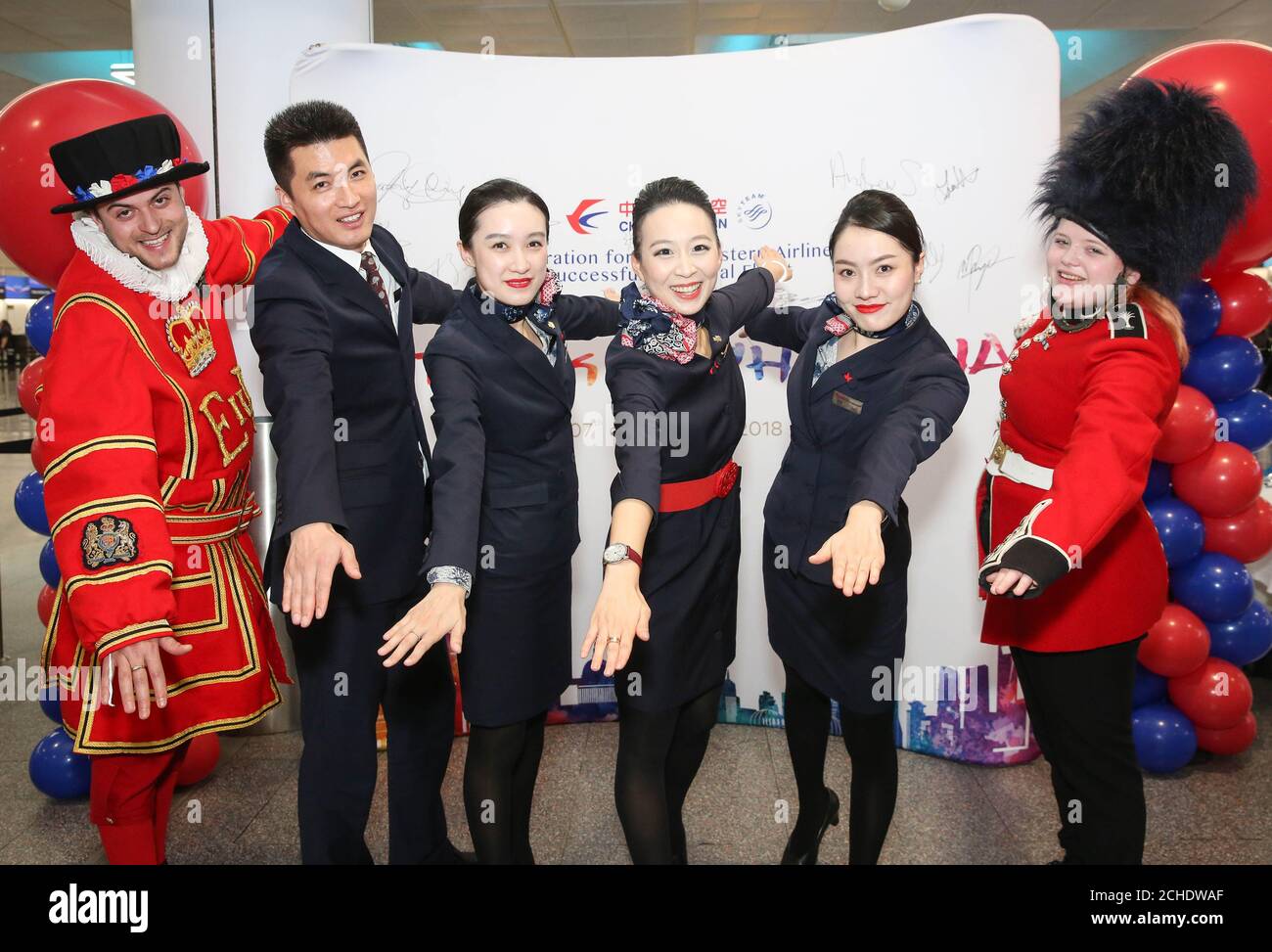 Crew-Mitglieder von China Eastern beim Start der wichtigen neuen Flugstrecke der Fluggesellschaft von London Gatwick nach Shanghai Pudong. Stockfoto