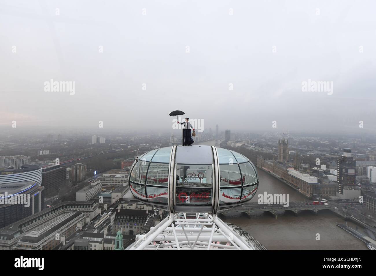 Eine Mary Poppins Stuntman Fahrten auf der Oberseite des Coca-Cola London Eye vor Die Europäische Erstaufführung von Mary Poppins kehrt in der Royal Albert Hall. Stockfoto