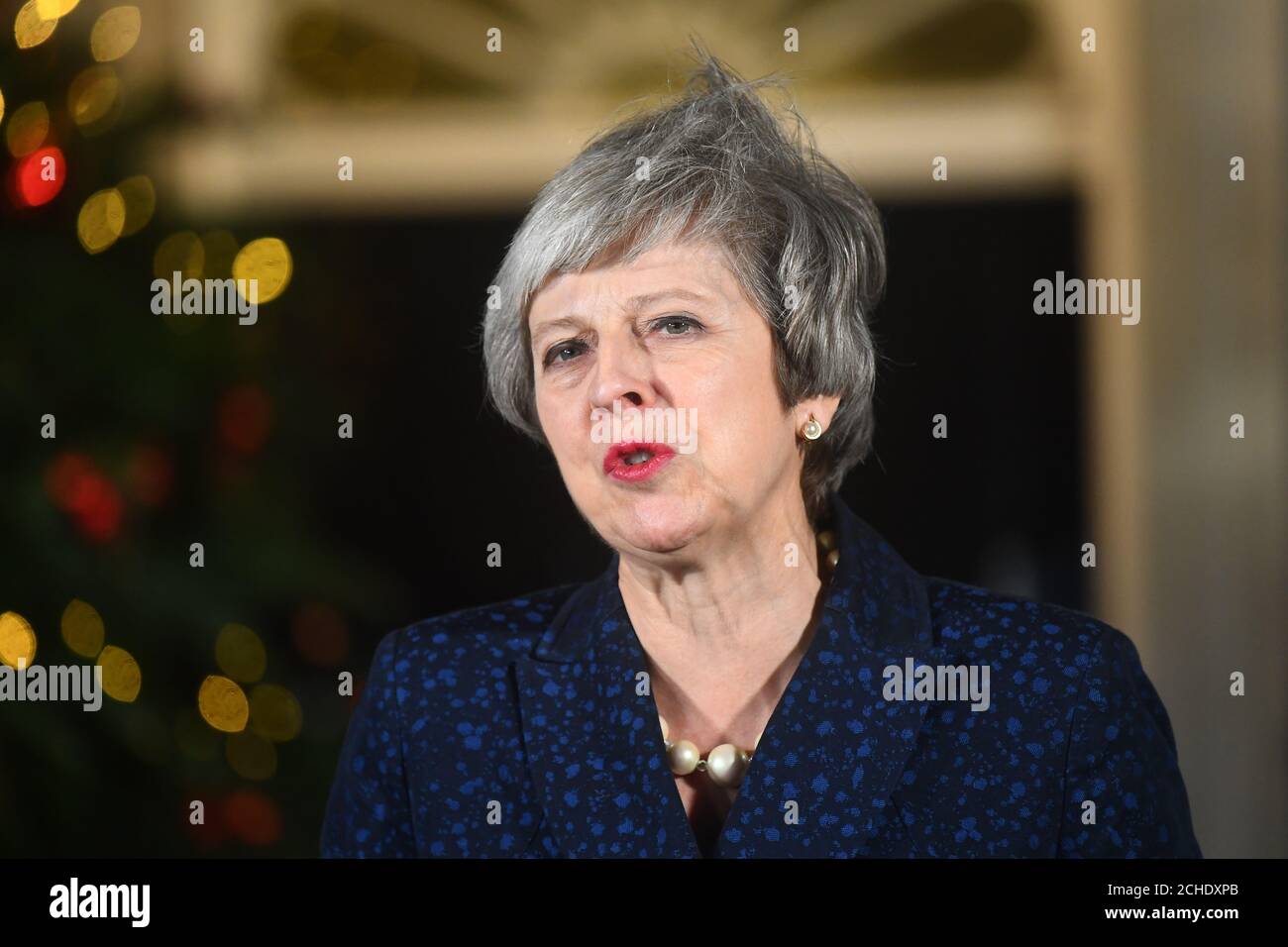 Premierminister Theresa May macht eine Aussage in Downing Street 10, London, nachdem sie ein Versuch von Tory MPs ihr mit einem Misstrauensvotum zu stürzen überlebt. Stockfoto