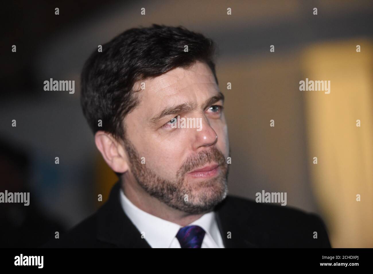 Der konservative Abgeordnete Stephen Crabb spricht mit den Medien außerhalb des Houses of Parliament in Westminster, London, nachdem Premierminister Theresa kann ein Versuch von Tory MPs überlebte sie mit einem Misstrauensvotum zu stürzen. Stockfoto