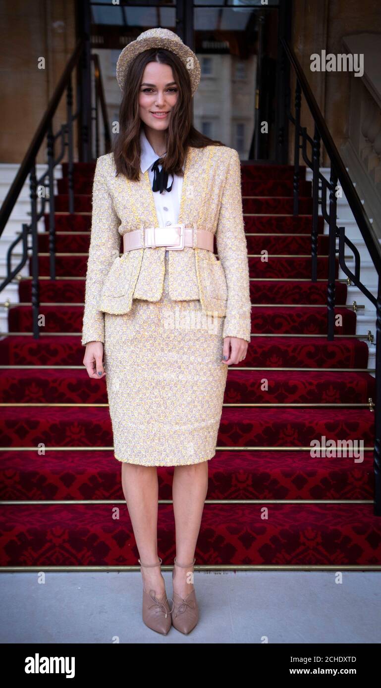 Keira Knightley kommt am Buckingham Palace in London an, um eine OBE für ihre Dienste für Drama und Wohltätigkeit bei einer Investiturzeremonie zu erhalten. Stockfoto