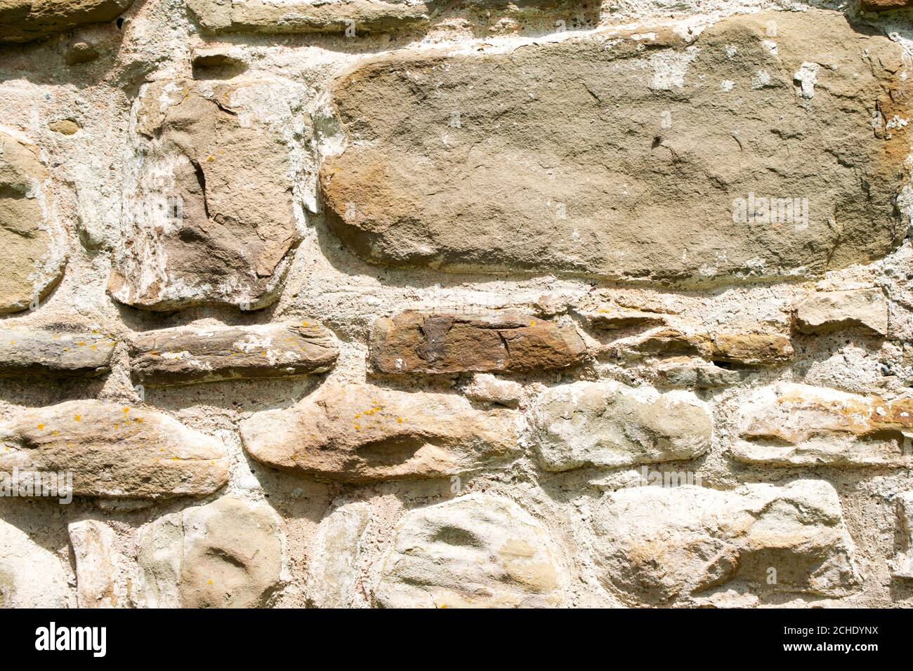 Struktur aus Mauerwerk, das Fragment einer Steinmauer eines antiken Tempels aus dem 10. Jahrhundert, Hintergrund, Hintergrund Stockfoto