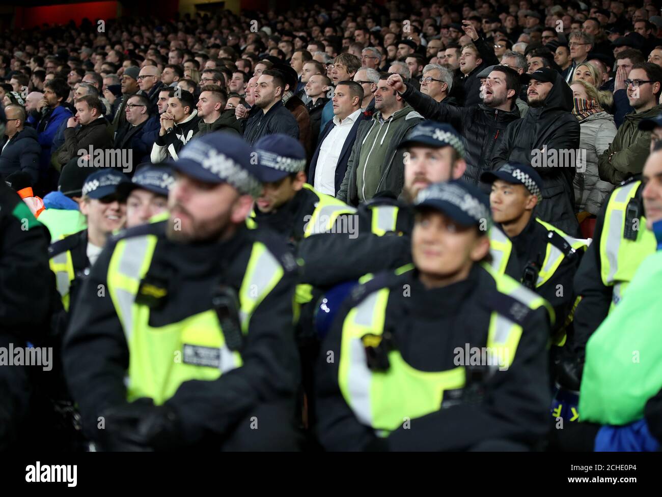 Polizei vor den Tottenham Hotspur-Fans beim Carabao Cup Quarter Final Match im Emirates Stadium, London. Stockfoto