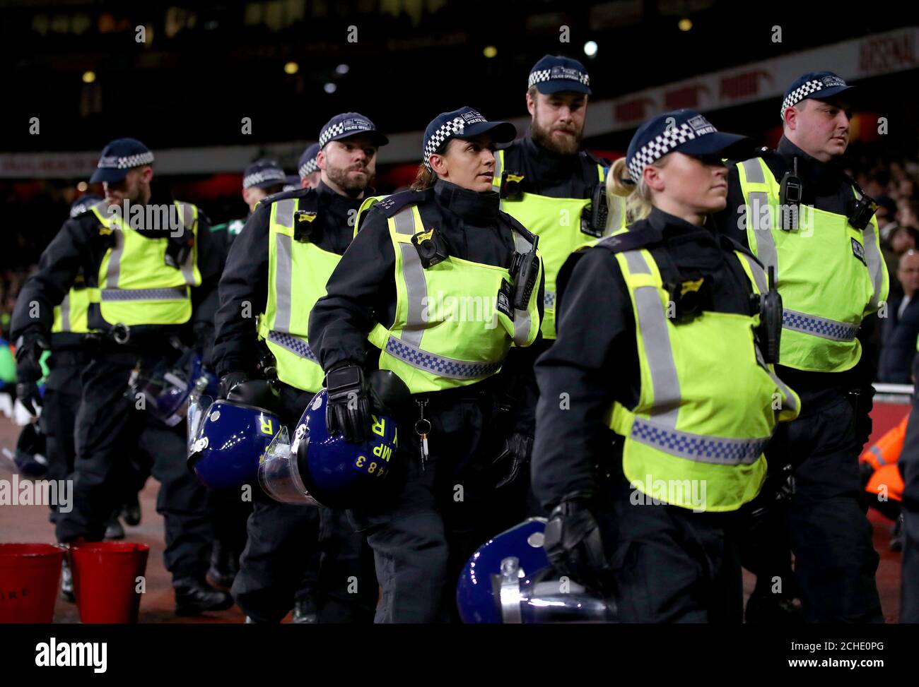 Polizei vor den Tottenham Hotspur-Fans beim Carabao Cup Quarter Final Match im Emirates Stadium, London. Stockfoto