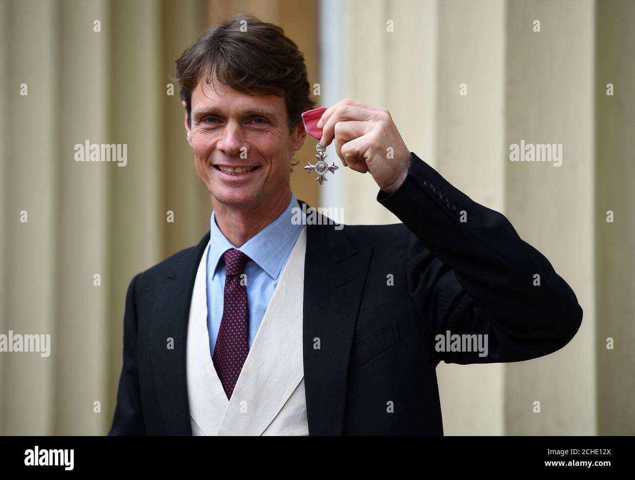 William Fox-Pitt mit seiner OBE, die ihm der Prinz von Wales während einer Investiturzeremonie im Buckingham Palace, London, überreicht hat. Stockfoto