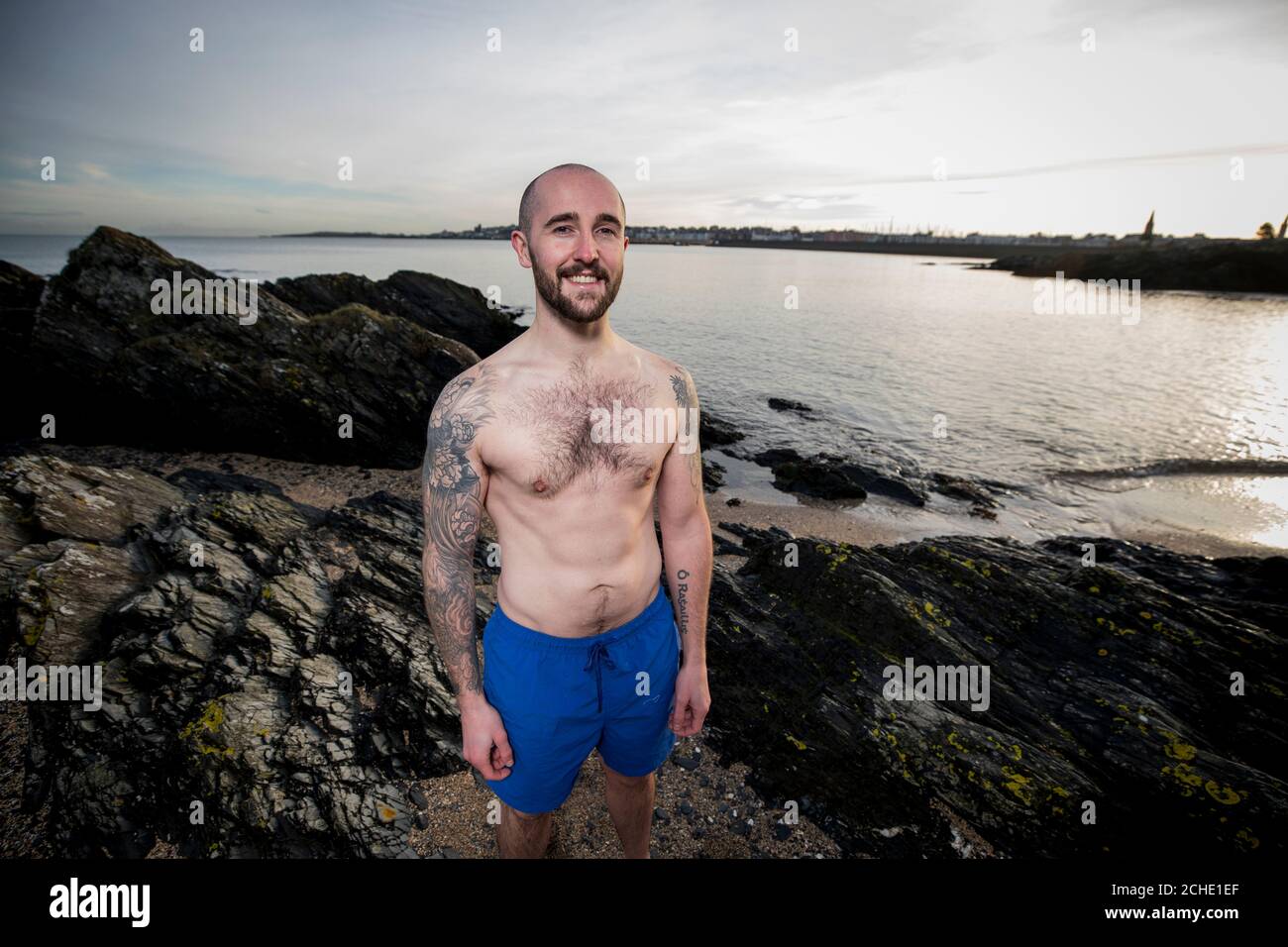 Scott Riley am Strand in Bangor, Nordirland. Dutzende von Menschen sind eingestellt, um das Meer in dieser Woche für die jährlichen Boxing Day Dips zu nehmen, aber eine wachsende Zahl von Kaltwasser-Enthusiasten schlagen das Wasser das ganze Jahr über. Stockfoto