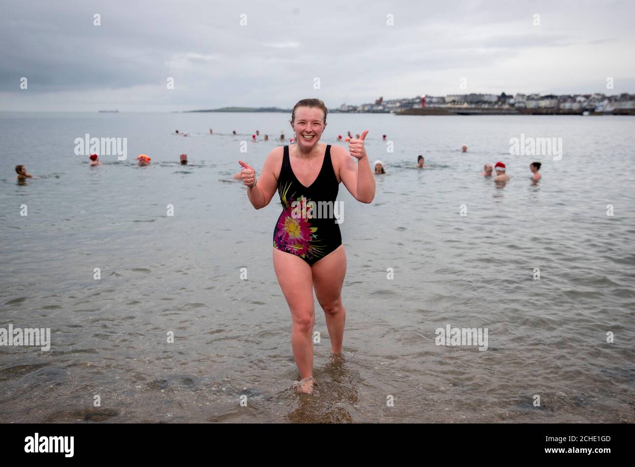 Ein Team Dash und Splash Schwimmer (Name nicht angegeben) kommt aus der Irischen See nach einem Bad am Bangor Strand in Nordirland. Stockfoto