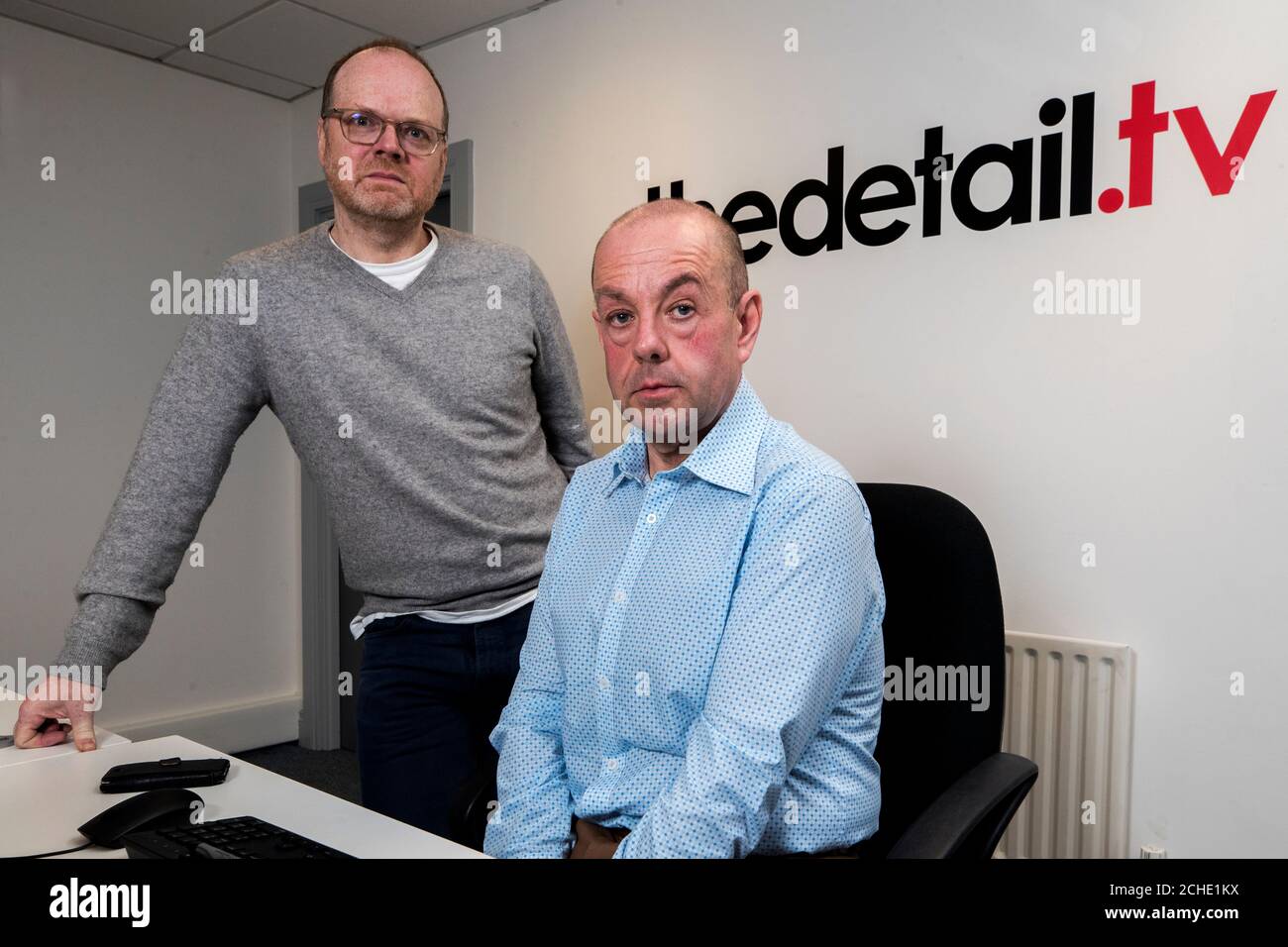 Die investigativen Journalisten Trevor Birney (links) und Barry McCaffrey in den Detailbüros in Belfast. Stockfoto