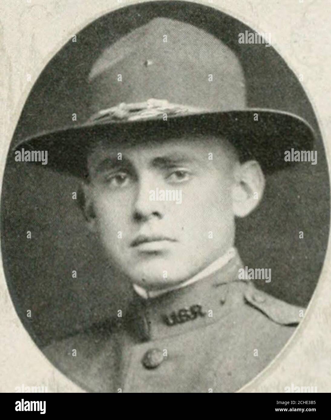 . Die Geschichte und die Errungenschaften der Fort Scheridan Offiziere Trainingslager . isfather. Er wurde in das Second Officers Training Camp in Fort Sheridan aufgenommen und der 3. Kompanie zugeordnet. Er wurde am 20. Januar 1918 mit einer provision über See bestellt. Danach weitere Unterweisung in A. E. F. Schulen Leutnant Gray wurde der 2 3. Infanterie der 2. Division zugeteilt und der 6. Kompanie des Maschinenbartaillons unterstellt. Während der Kämpfe in Belleau Wood am 13. Juni 1918 wurde er durch feindliche Granatfeuer verwundet und ins Krankenhaus von Royat gebracht. Hewa am entladen Stockfoto