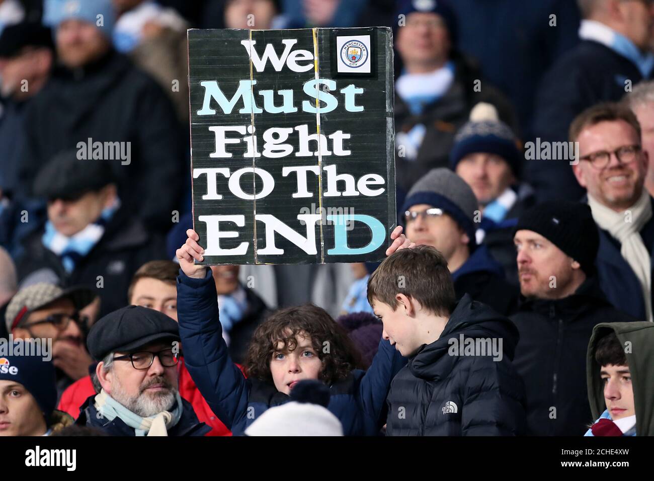 Manchester City Fans halten ein Banner in den Ständen Lesung Wir müssen bis zum Ende kämpfen Stockfoto