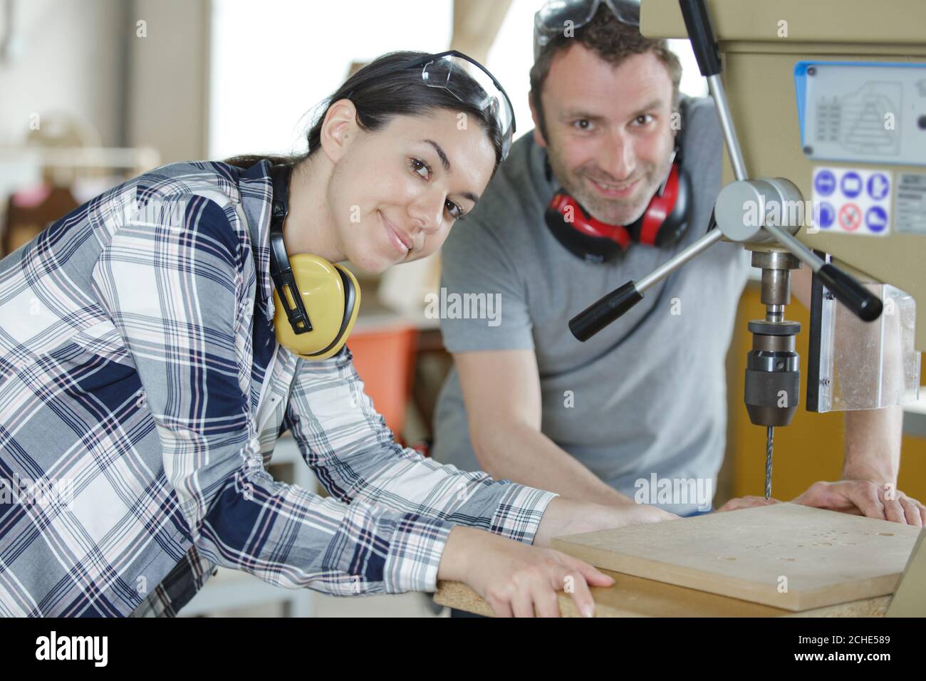 Ein Team während des Holzbaus Stockfoto