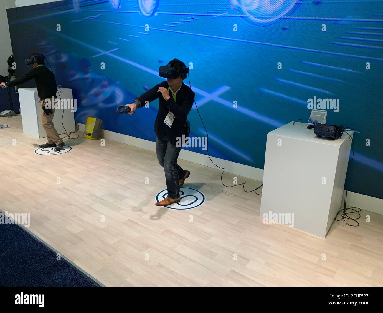 Ein Mann spielt ein American Football Spiel in Virtual Reality auf der Consumer Electronics Show (CES) in Las Vegas. Stockfoto