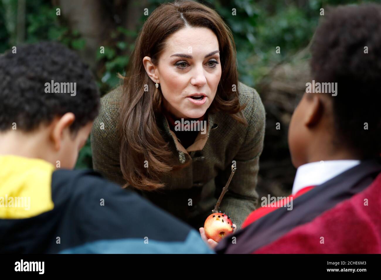 Die Herzogin von Cambridge hilft bei einem Besuch im King Henry's Walk Garden in Islington, London, Wintervogelfutter zu machen, um mehr über ein Projekt zu erfahren, das Menschen durch eine gemeinsame Liebe zum Gartenbau zusammenbringt. Stockfoto