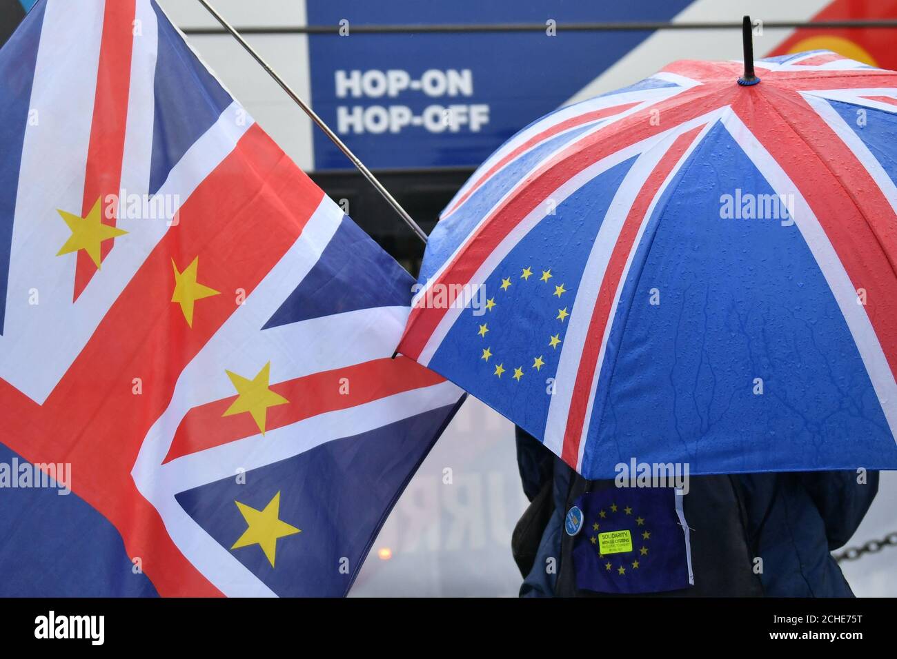 Anti-Brexit-Demonstranten vor den Houses of Parliament in London vor einem Misstrauensantrag in die Regierung, die im parlament debattiert wird. Stockfoto