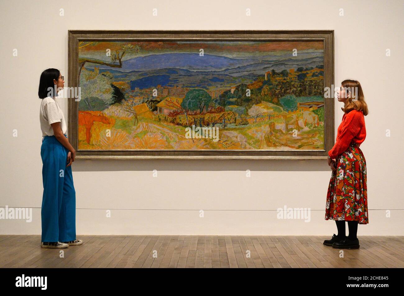 Galerieassistenten schauen sich Landscape at Le Cannet an, während einer Presseinterpremiere für Pierre Bonnard: The Color of Memory, in der Tate Modern in London. Stockfoto