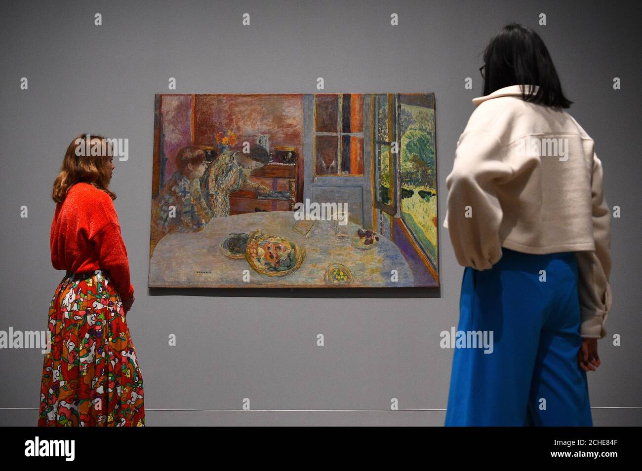 Galerieassistenten schauen sich den Speisesaal Vernon während einer Presseinterpremiere für Pierre Bonnard: The Color of Memory in der Tate Modern in London an. Stockfoto