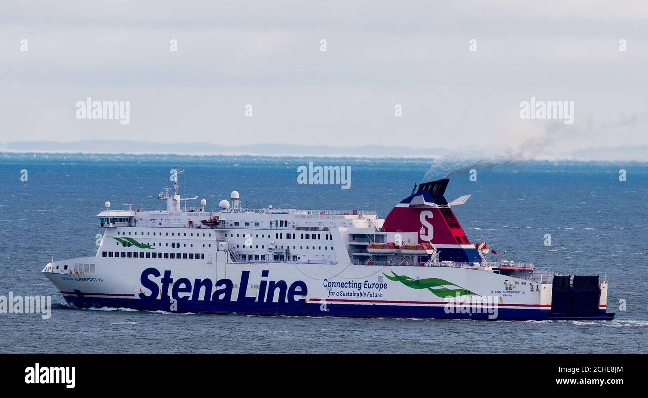 Das von Stenaline betriebene Passagierschiff Stena Superfast VII fährt an der Küste von Whitehead in Nordirland vorbei, nachdem es den Hafen von Belfast auf dem Weg nach Cairnryan in Schottland verlassen hat. Ein nuklearbetriebenes U-Boot der Royal Navy hatte am 6. November 2018 einen beinahe-Fehler mit der Fähre in der Irischen See. Stockfoto