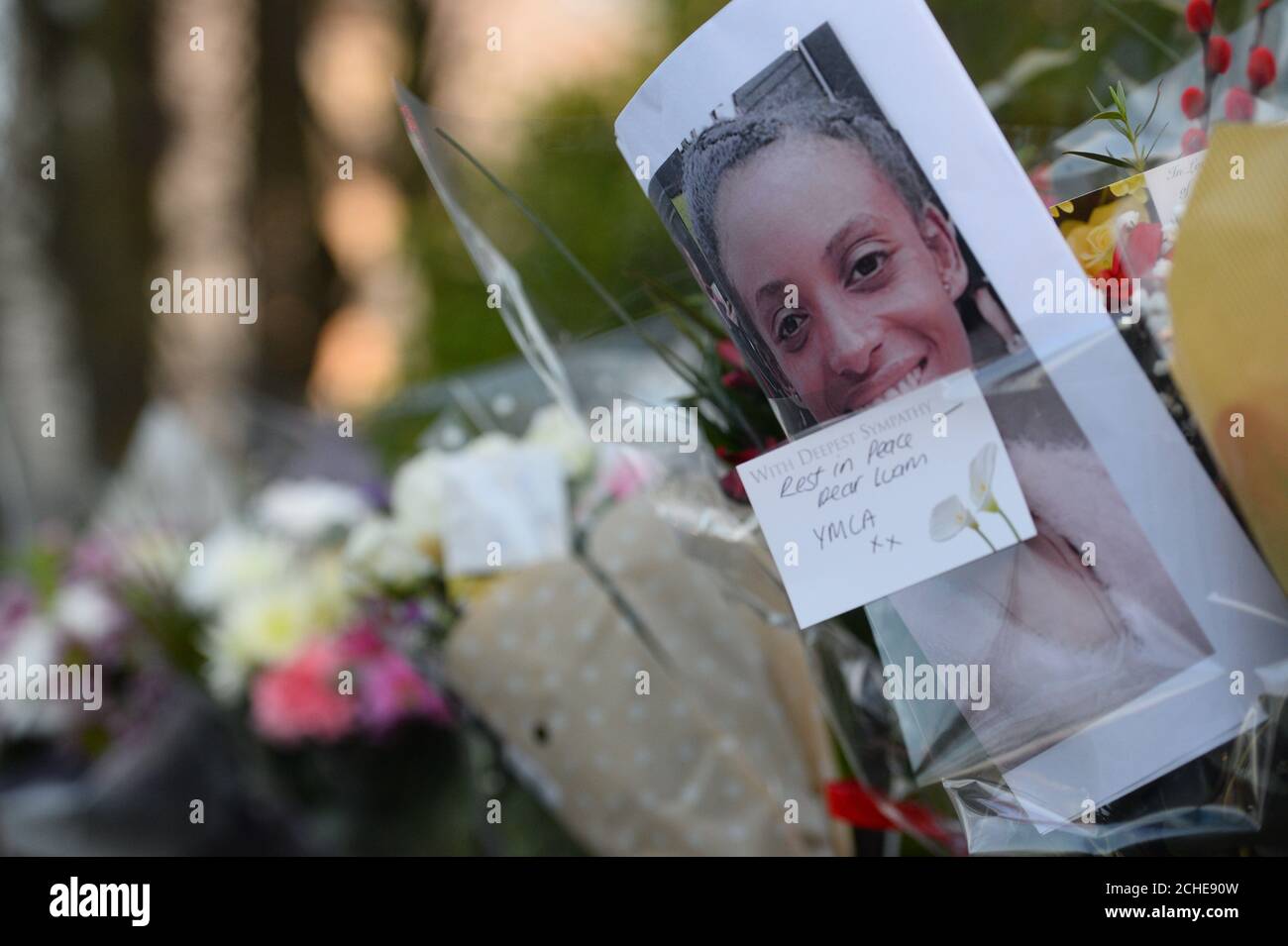 Blumengebete an der Szene in der Forest Road im Osten Londons, wo eine 21-jährige Frau starb, nachdem sie von einem Polizeiauto getroffen wurde, das auf einen Anruf von 999 reagierte. Stockfoto