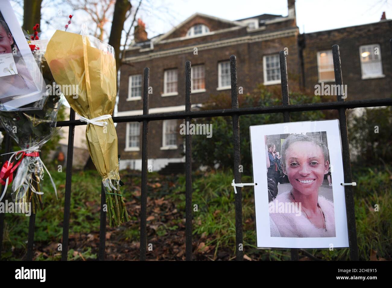 Blumen- und Bilderehrungen an der Szene außerhalb des YMCA Walthamstow-Gebäudes in der Forest Road, East London, wo eine 21-jährige Frau starb, nachdem sie von einem Polizeiauto auf einen Anruf von 999 getroffen wurde. Stockfoto