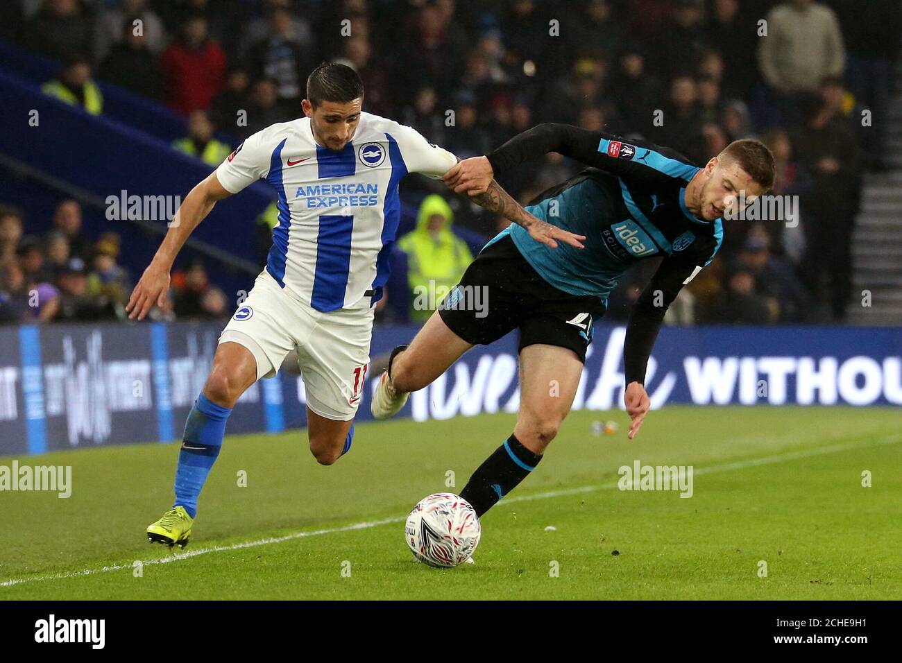 Anthony Knockaert von Brighton & Hove Albion (links) und Sam Field von West Bromwich Albion kämpfen während des FA Cup-Spiels in der vierten Runde im AMEX Stadium in Brighton um den Ball. Stockfoto