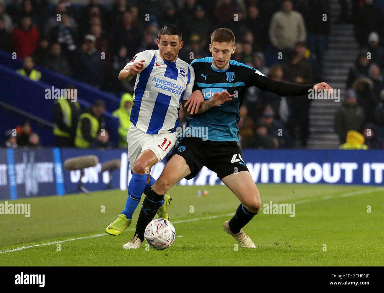 Anthony Knockaert von Brighton & Hove Albion (links) und Sam Field von West Bromwich Albion kämpfen während des FA Cup-Spiels in der vierten Runde im AMEX Stadium in Brighton um den Ball. Stockfoto