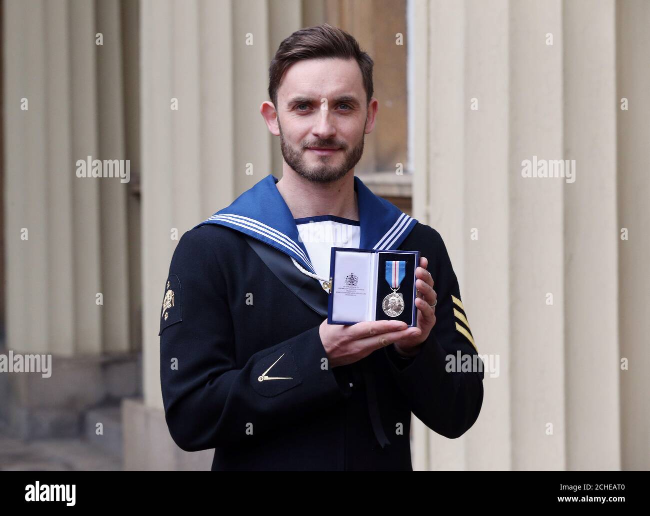 Führender Seaman Simon Wharton, nachdem er die Queen's Gallantry Medal in einer Investiturzeremonie im Buckingham Palace, London, verliehen bekam. Stockfoto