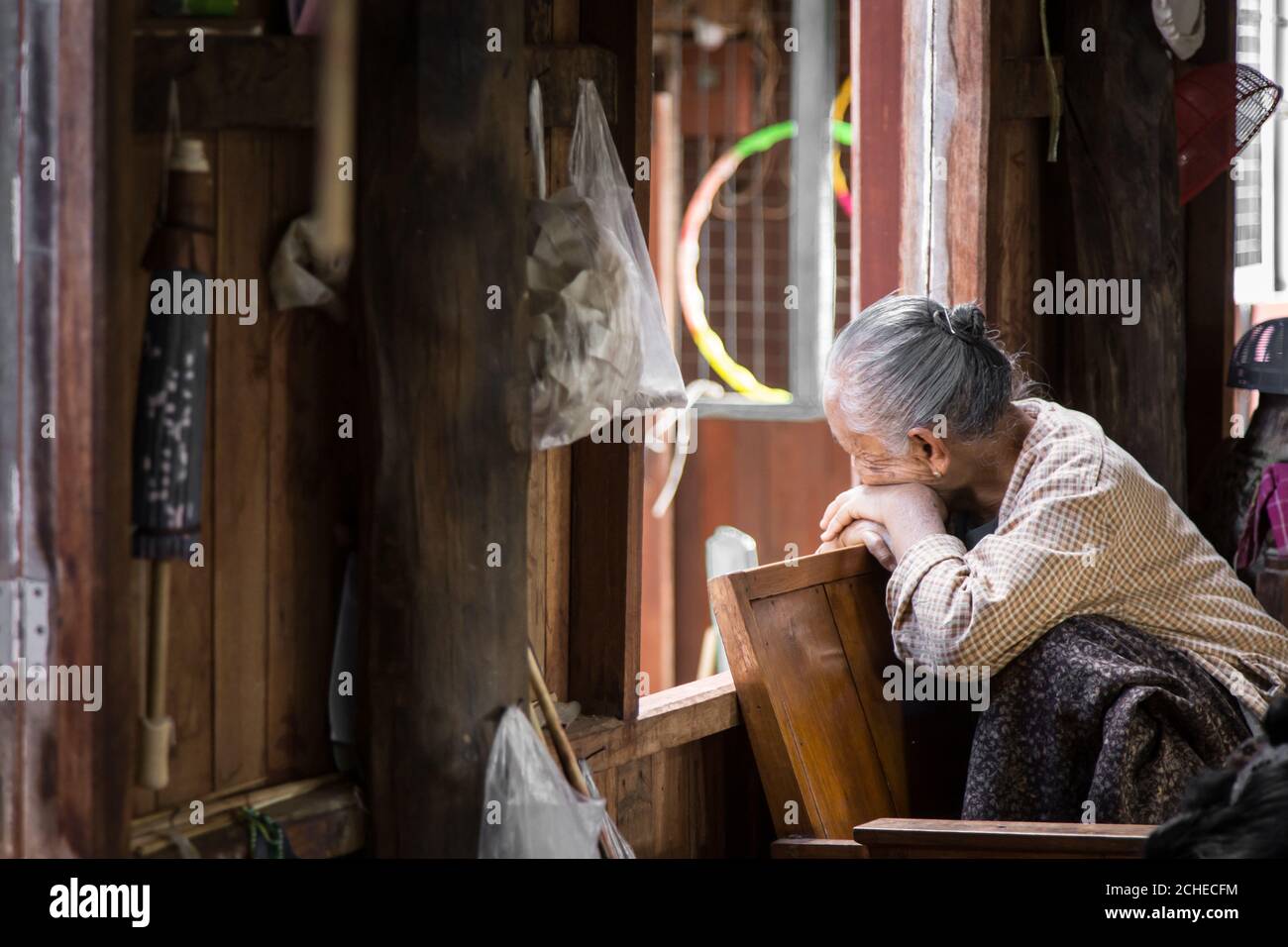 Inle Lake, Myanmar 12/16/2015 Papiermachwerkstatt im schwimmenden Dorf Stockfoto