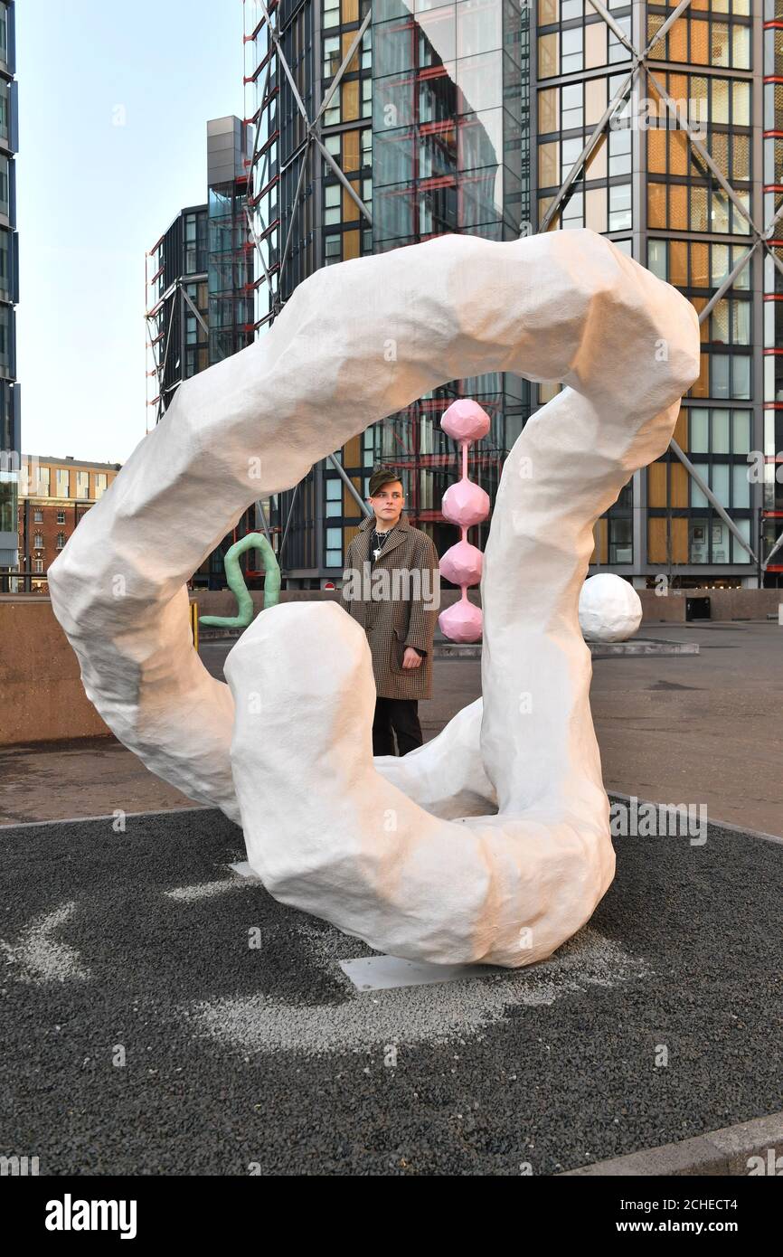 Ein Modell posiert hinter Meeting Point 2 während einer Vorschau auf die Franz West Ausstellung, die nächste Woche in der Tate Modern in London eröffnet wird. Stockfoto