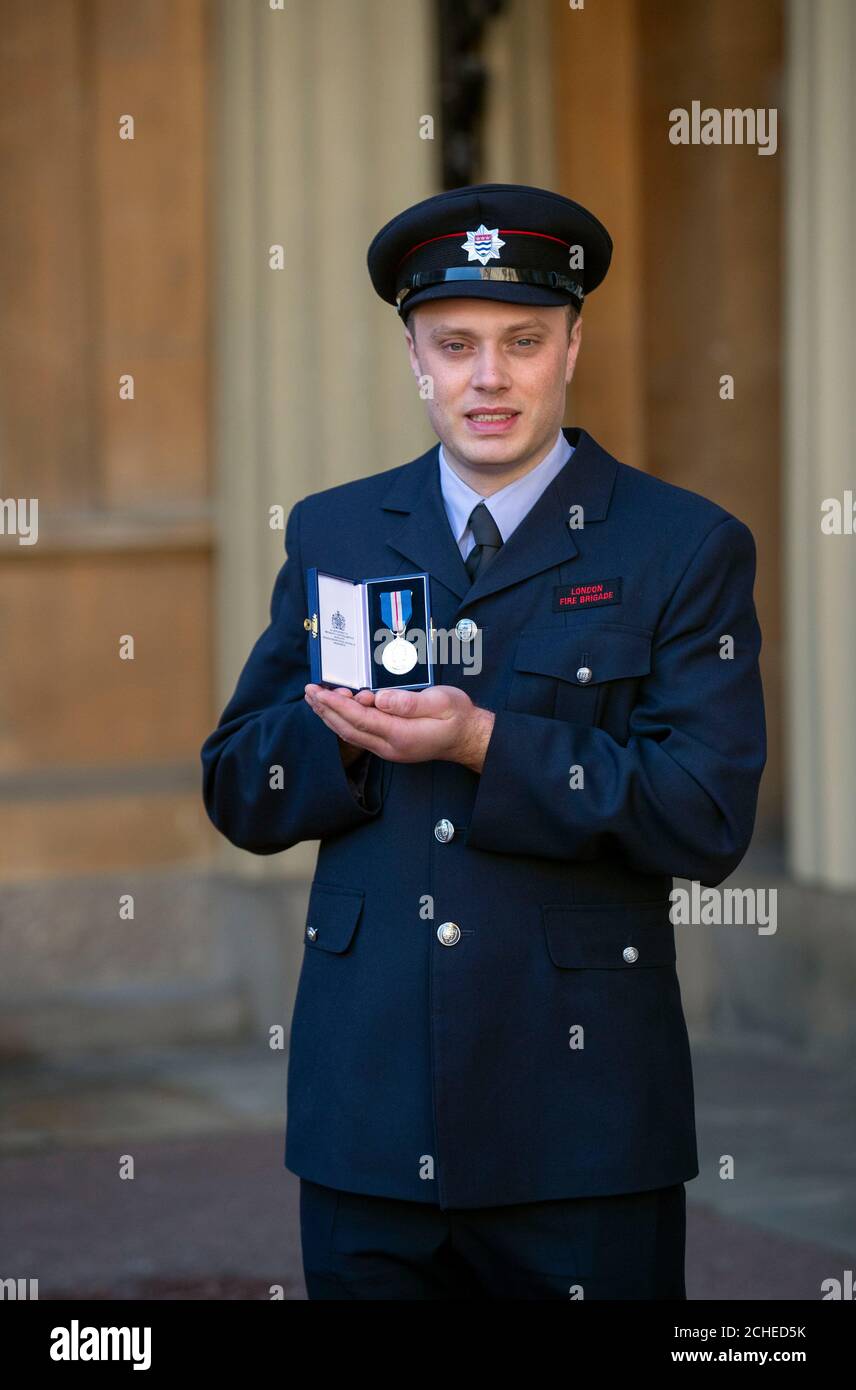 Feuerwehrmann Ricky Davis mit seiner Queen's Gallantry Medal, die nach einer Investiturzeremonie im Buckingham Palace, London, für die Rettung von Bewohnern in einem Pfleheim bei einem schweren Brand verliehen wurde. Stockfoto